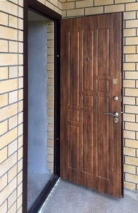 Фрезерованная коричневая дверь