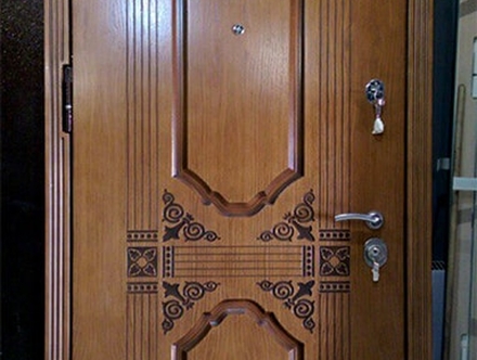 Входная дверь с фрезеровкой и узорами